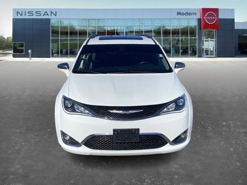 Used 2018 Chrysler Pacifica Limited image 2