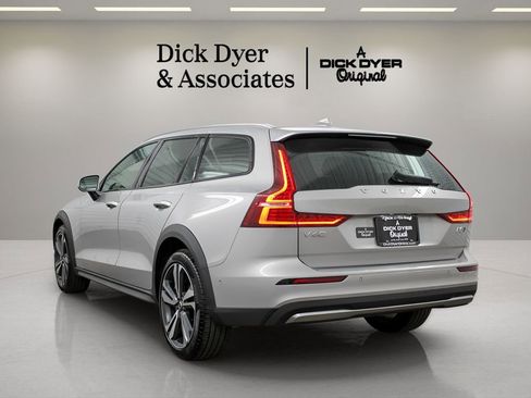 Used 2025 Volvo V60 B5 Cross Country Plus AWD/4WD image 4