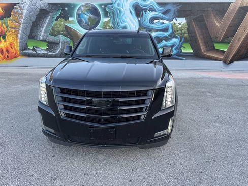 Used 2018 Cadillac Escalade ESV Premium Luxury image 4
