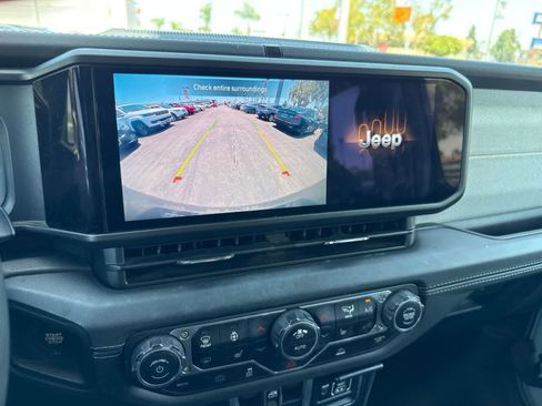 Used 2024 Jeep Wrangler Unlimited Sahara AWD/4WD image 33