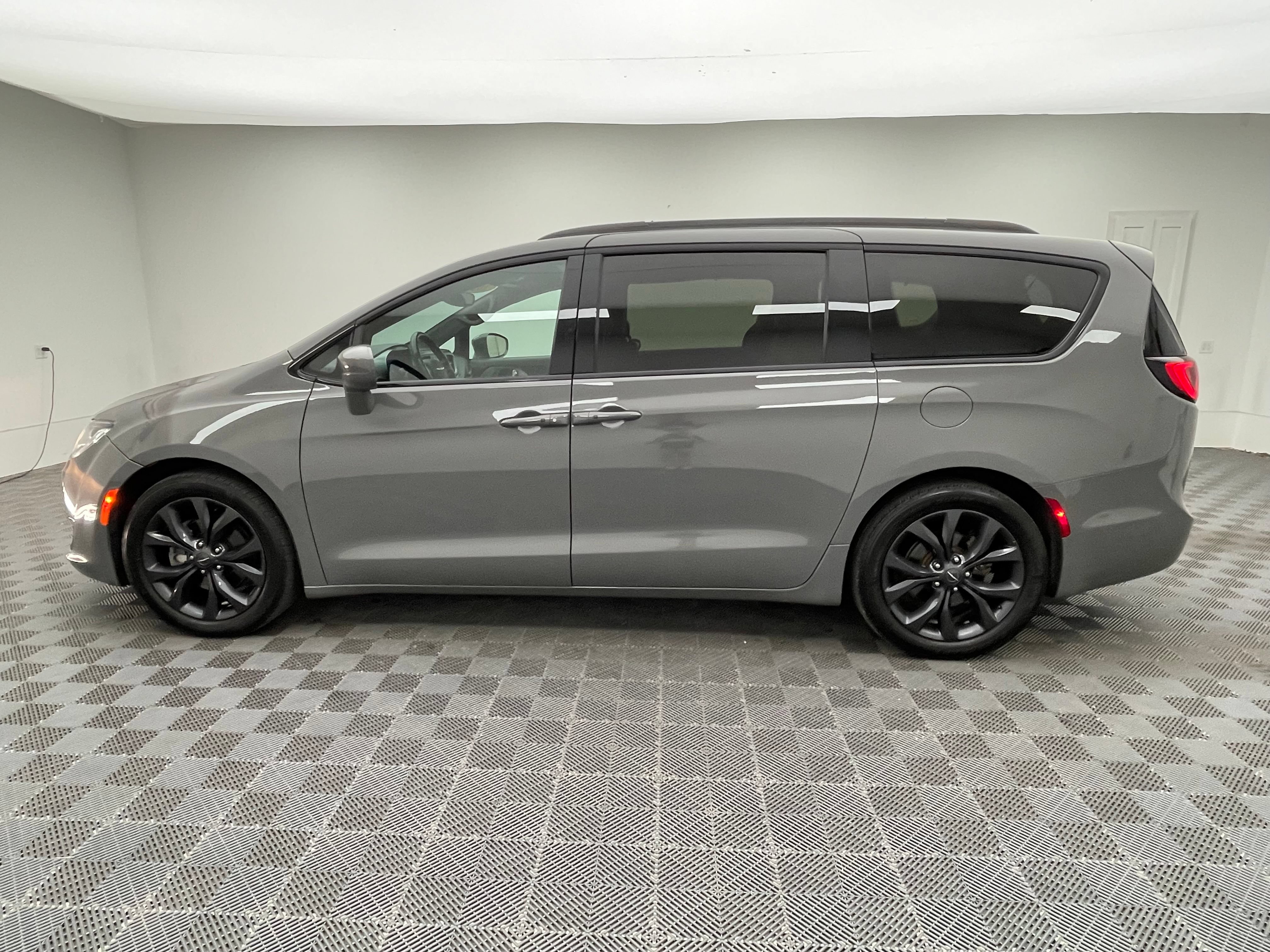 Used 2020 Chrysler Pacifica Touring-L Plus w/ S Appearance Package FWD image 12