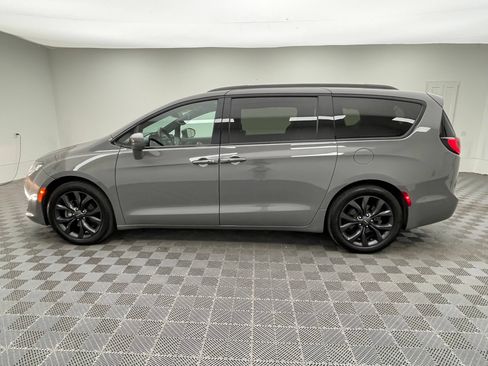 Used 2020 Chrysler Pacifica Touring-L Plus w/ S Appearance Package FWD image 12