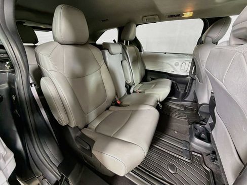 Used 2025 Toyota Sienna XLE FWD image 25
