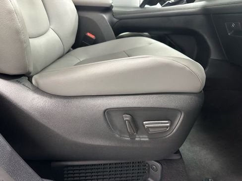 Used 2025 Toyota Sienna XLE image 63