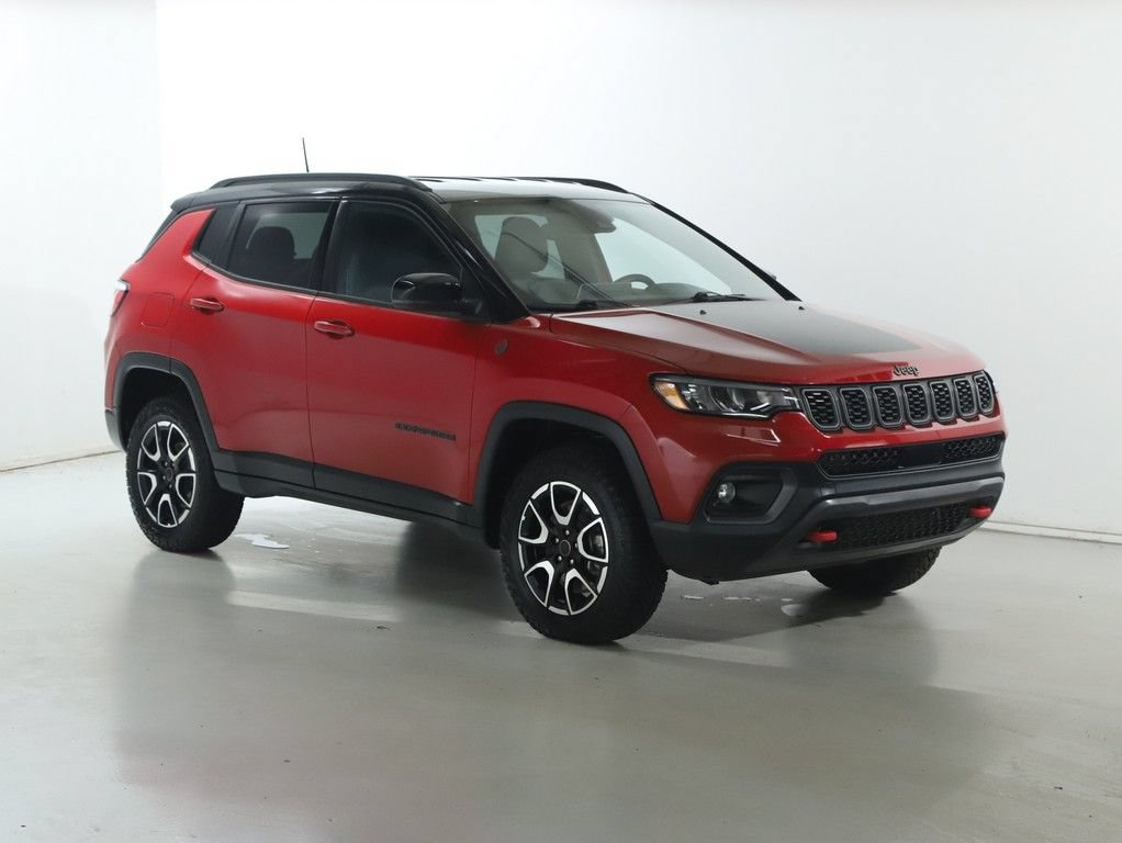 Used 2025 Jeep Compass Trailhawk AWD/4WD image 9