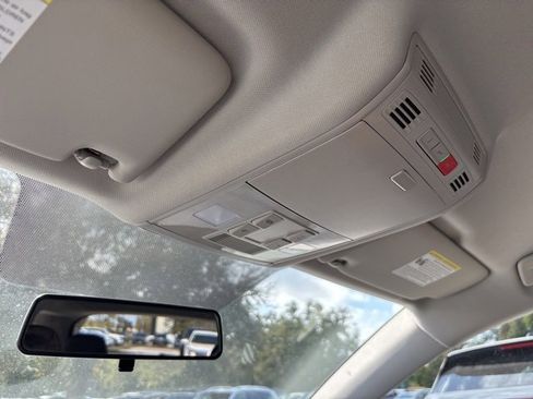 Used 2022 Volkswagen Taos SE image 13