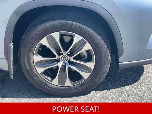 Used 2020 Toyota Highlander XLE AWD/4WD image 11
