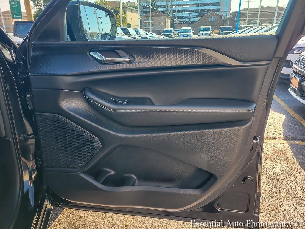 Certified 2025 Jeep Grand Cherokee L Laredo AWD/4WD image 30