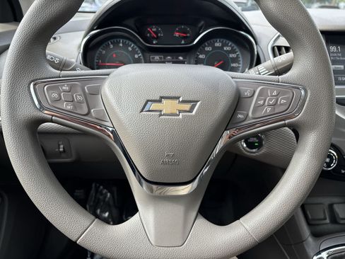 Used 2018 Chevrolet Cruze LT w/ Convenience Package FWD image 10