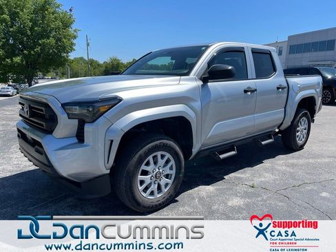 Used 2025 Toyota Tacoma SR AWD/4WD image 1