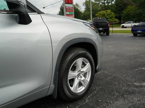 Used 2023 Toyota Highlander LE AWD/4WD image 18