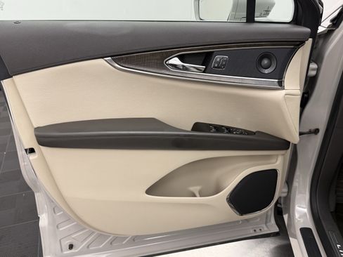 Used 2019 Lincoln Nautilus Reserve FWD image 10