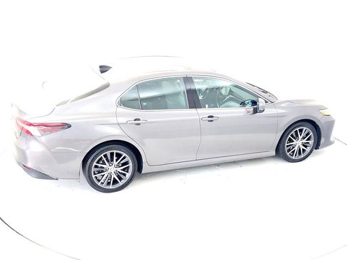 Used 2022 Toyota Camry XLE image 18