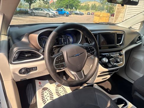 Used 2020 Chrysler Voyager L FWD image 15