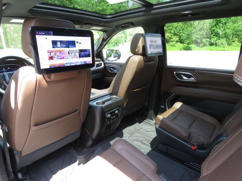 Used 2023 Chevrolet Suburban High Country w/ Premium Package 2 AWD/4WD image 24