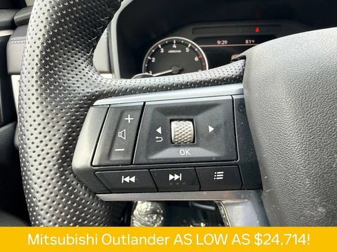 Used 2025 Mitsubishi Outlander SE FWD image 23