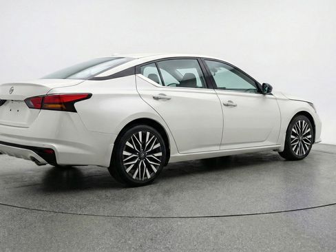 Used 2025 Nissan Altima 2.5 SV image 9