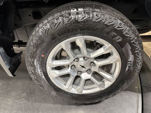 Used 2023 Chevrolet Silverado 1500 LT w/ Z71 Off-Road Package AWD/4WD image 12