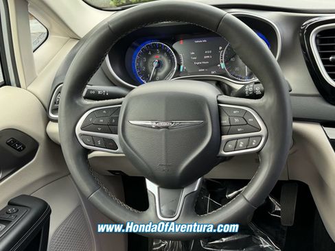 Used 2023 Chrysler Pacifica Touring-L FWD image 17
