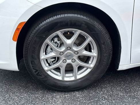 Used 2025 Chrysler Pacifica Select FWD image 14