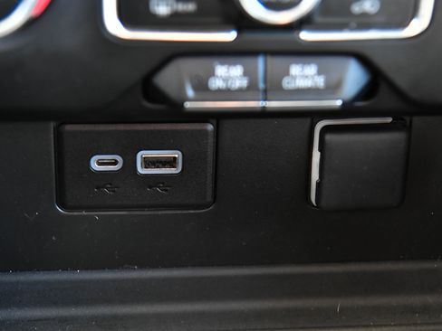 Used 2023 GMC Yukon XL SLE image 28