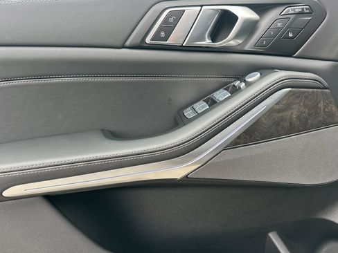 Used 2025 BMW X7 xDrive40i w/ Premium Package image 12