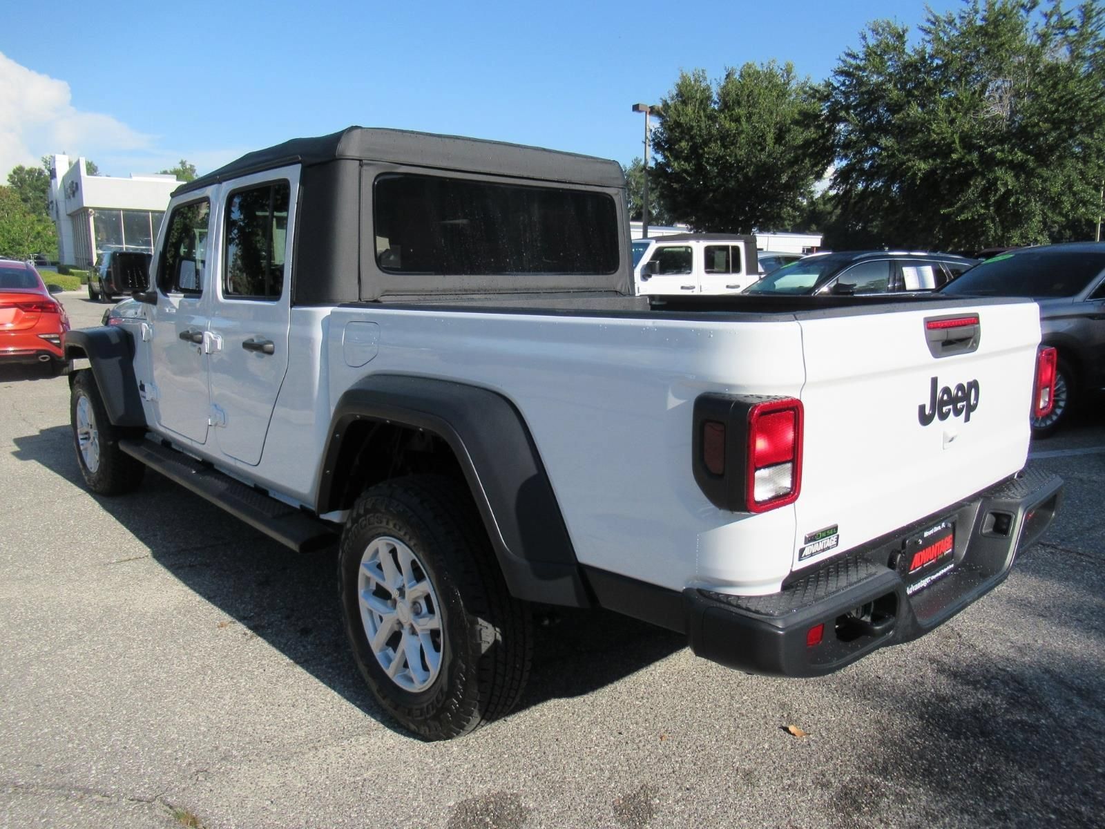 Used 2023 Jeep Gladiator Sport AWD/4WD image 5
