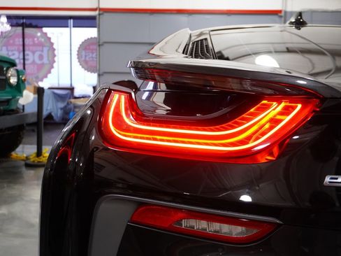 Used 2015 BMW i8 Base image 16