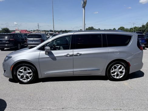 Used 2018 Chrysler Pacifica Touring-L Plus w/ Advanced Safetytec Group FWD image 4