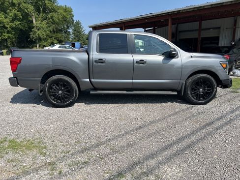 Used 2018 Nissan Titan SV w/ SV Convenience Package AWD/4WD image 7