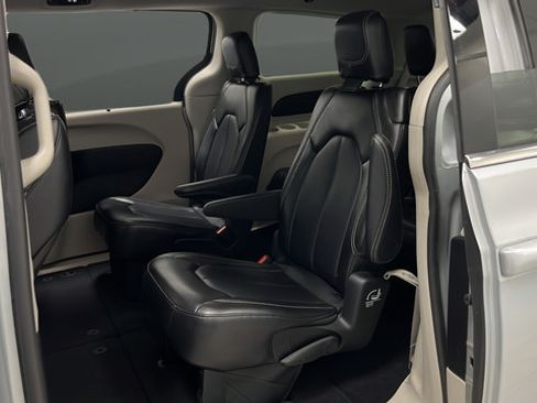 Used 2024 Chrysler Pacifica Touring-L FWD image 22