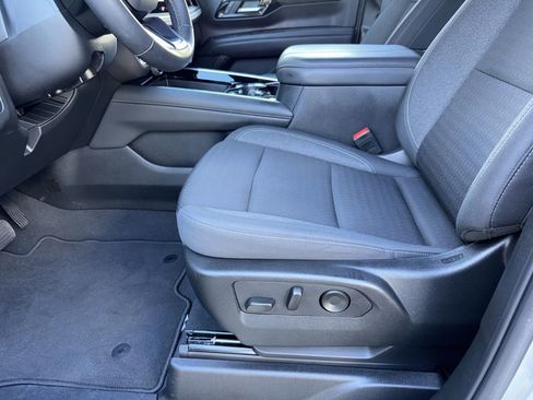 Used 2025 Chevrolet Suburban LS image 15