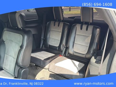 Used 2017 Ford Explorer XLT w/ XLT Appearance Package AWD/4WD image 23