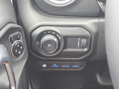 Used 2023 Jeep Wrangler Unlimited Sahara w/ Cold Weather Group AWD/4WD image 34