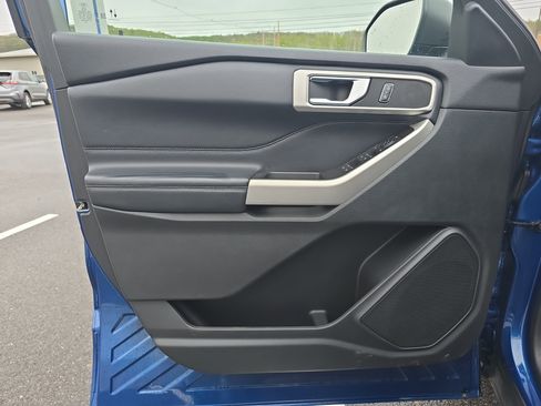 Used 2022 Ford Explorer XLT w/ Equipment Group 202A AWD/4WD image 18
