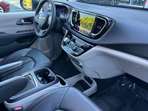Used 2023 Chrysler Pacifica Touring-L image 17