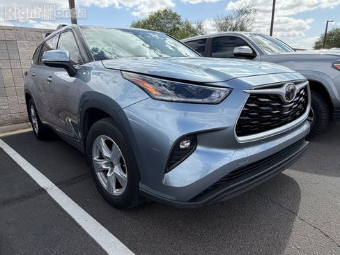 Used 2021 Toyota Highlander LE AWD/4WD image 5