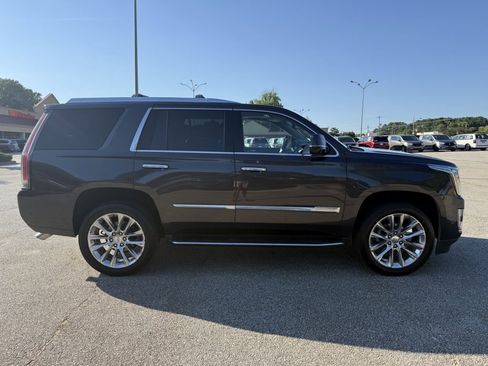 Used 2017 Cadillac Escalade Luxury AWD/4WD image 5