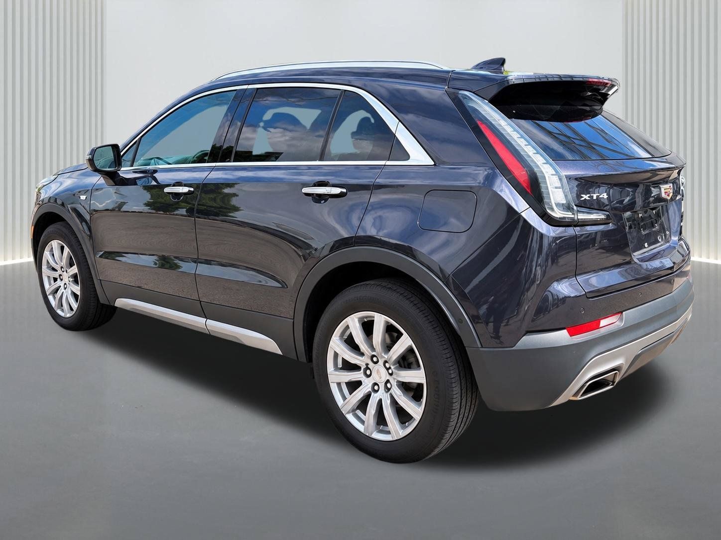 Used 2022 Cadillac XT4 Premium Luxury w/ Enhanced Visibility Package FWD image 4
