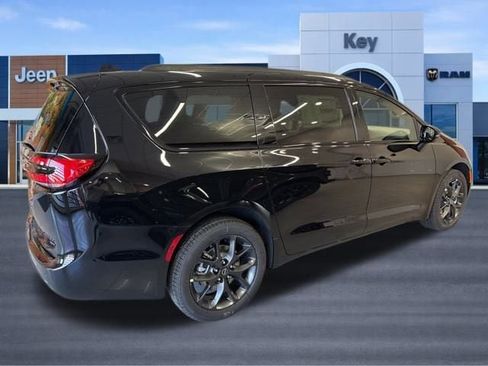 New 2026 Chrysler Pacifica Limited w/ S Appearance Package image 7