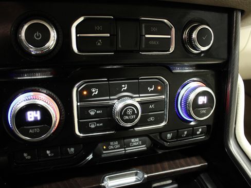 Used 2023 GMC Yukon XL Denali AWD/4WD image 39