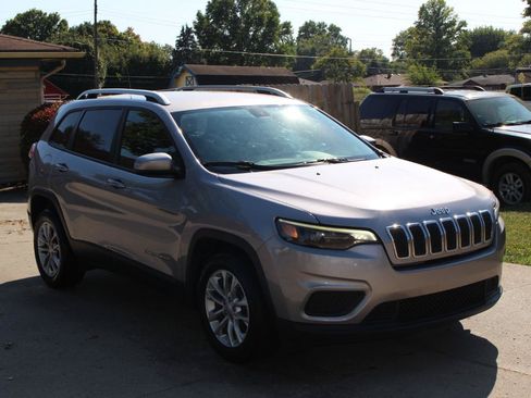 Used 2020 Jeep Cherokee Latitude FWD image 2