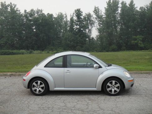 Used 2006 Volkswagen Beetle Coupe w/ Package 1 FWD image 6