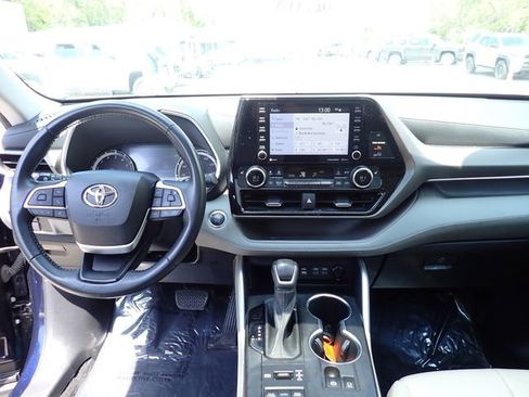 Used 2022 Toyota Highlander XLE AWD/4WD image 20