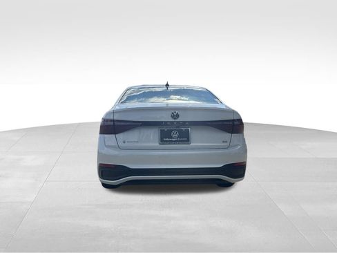 Used 2025 Volkswagen Jetta SE w/ Sunroof Package image 4