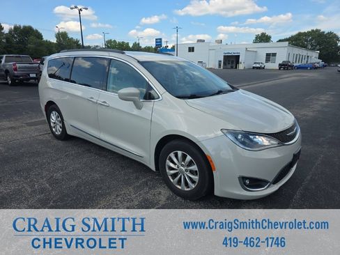 Used 2017 Chrysler Pacifica Touring-L FWD image 7