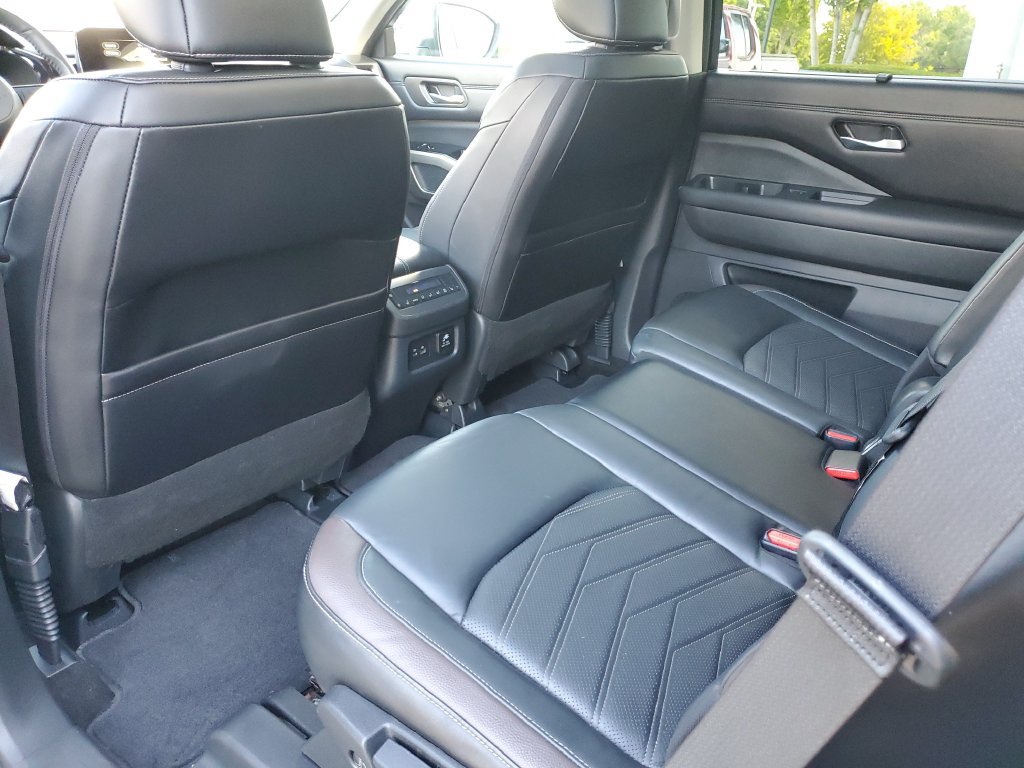 Certified 2024 Nissan Pathfinder Platinum w/ Cargo Package AWD/4WD image 14