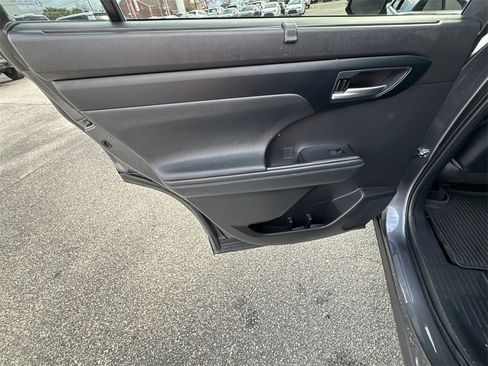 Certified 2023 Toyota Highlander XLE image 21