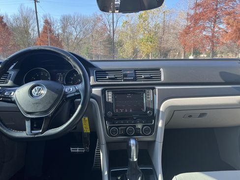 Used 2018 Volkswagen Passat 2.0T R-Line image 27