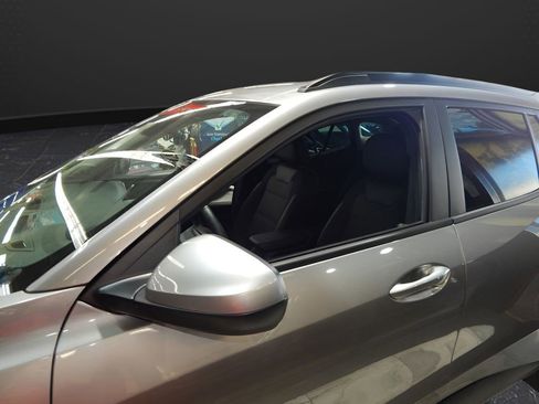 Used 2025 Chevrolet Trax LT w/ LT Convenience Package image 11